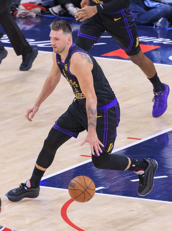 东契奇：今天中场休息时我差点走去独行侠更衣室 当时有点迷糊